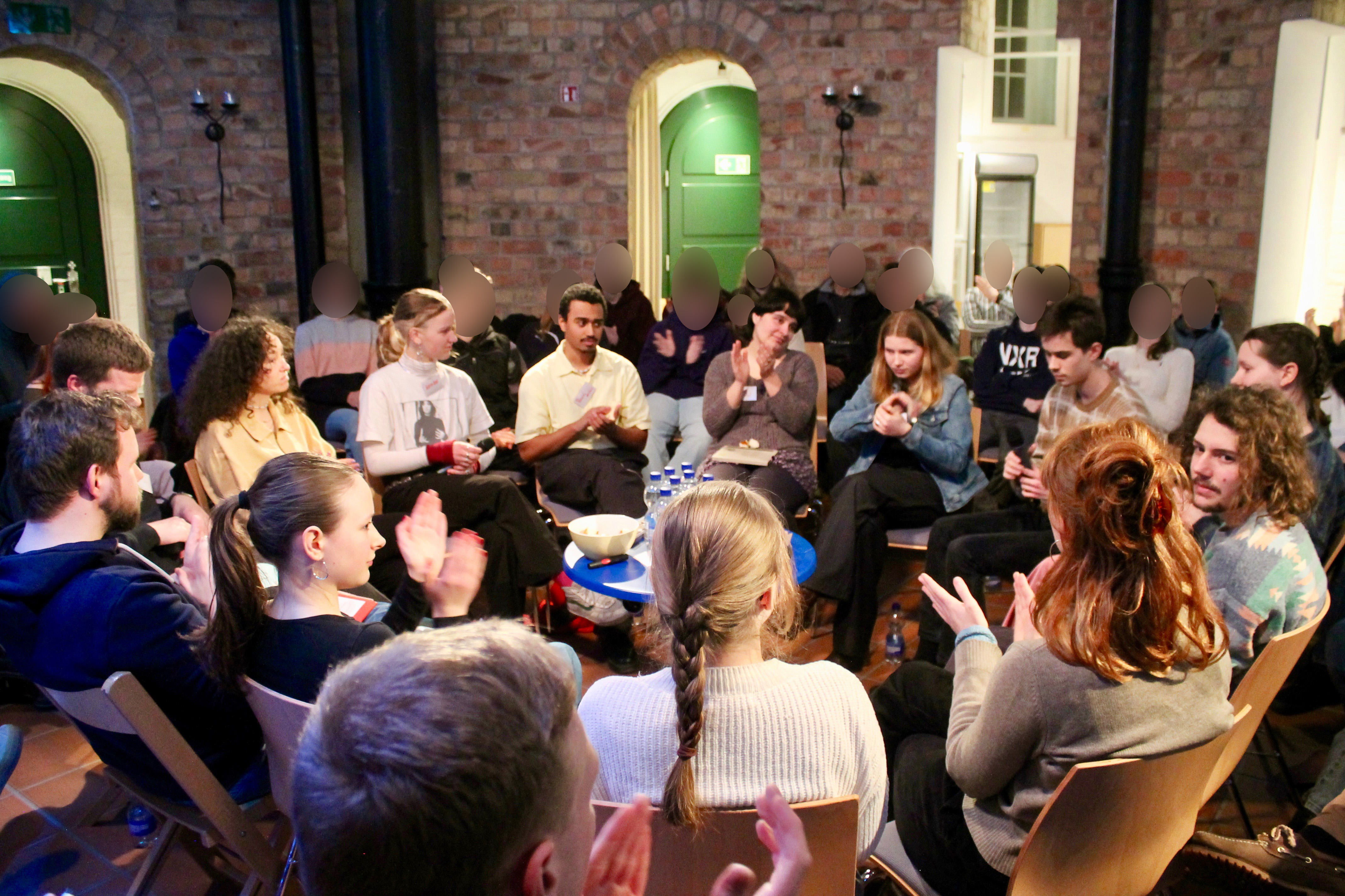 Eine große Fishbowl-Runde in der Diskussion